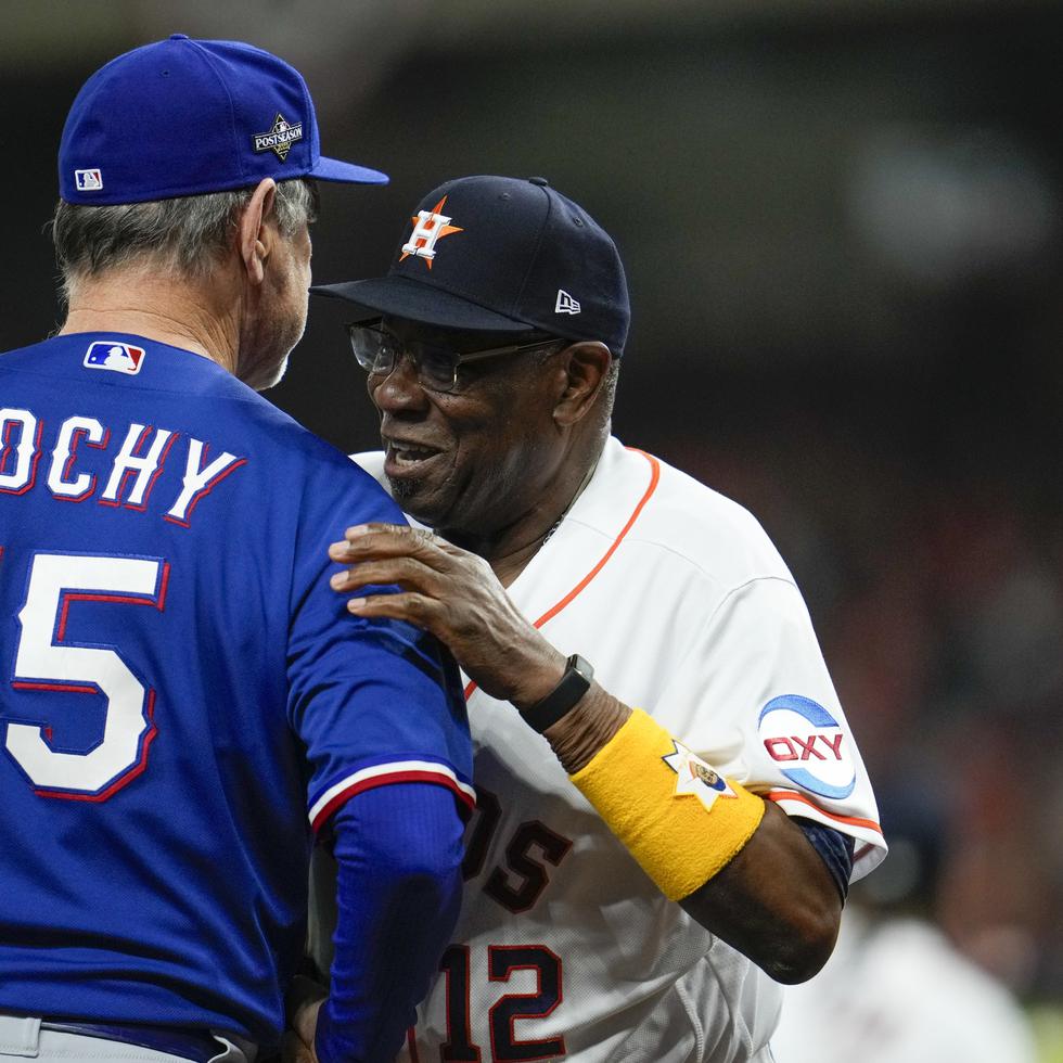 El mánager de los Astros de Houston Dusty Baker saluda al mánager de los Rangers de Texas Bruce Bochy antes del juego 1 de la Serie de Campeonato el domingo 15 de octubre del 2023.