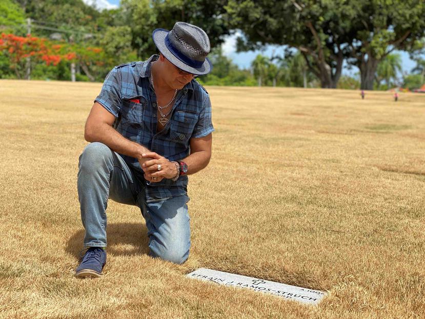 Nelson Vázquez visita la tumba de su amigo Efraín Ramos en el Cementerio Nacional, en el Día de la Recordación. (David Cordero / GFR Media)
