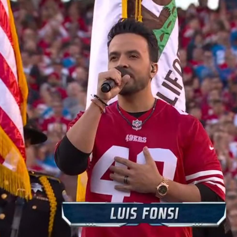 Luis Fonsi interpreta el himno de Estados Unidos.