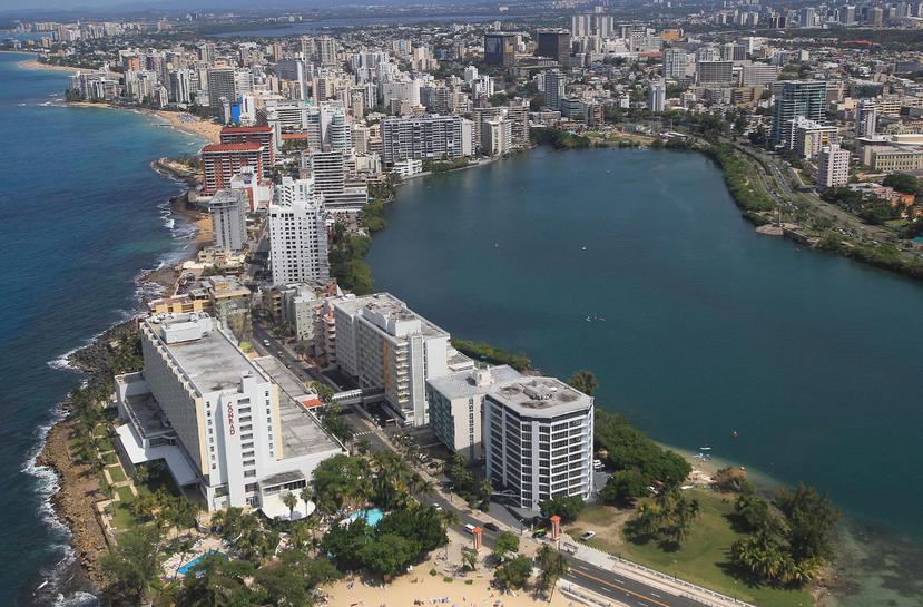 Expertos consultados por recinto de Mayagüez de la Universidad de Puerto Rico han alertado sobre los peligros que representa la elevación en el nivel de la Laguna del Condado sobre el área residencial. (GFR Media)