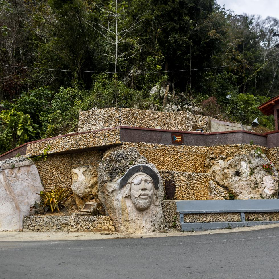 El barrio Charcas cuenta con otro escenario inesperado, con esculturas talladas en piedra que, resaltan los símbolos del pueblo costero: un pirata, la sirena y su barco, obras realizadas por el escultor Isaac Laboy Moctezuma.