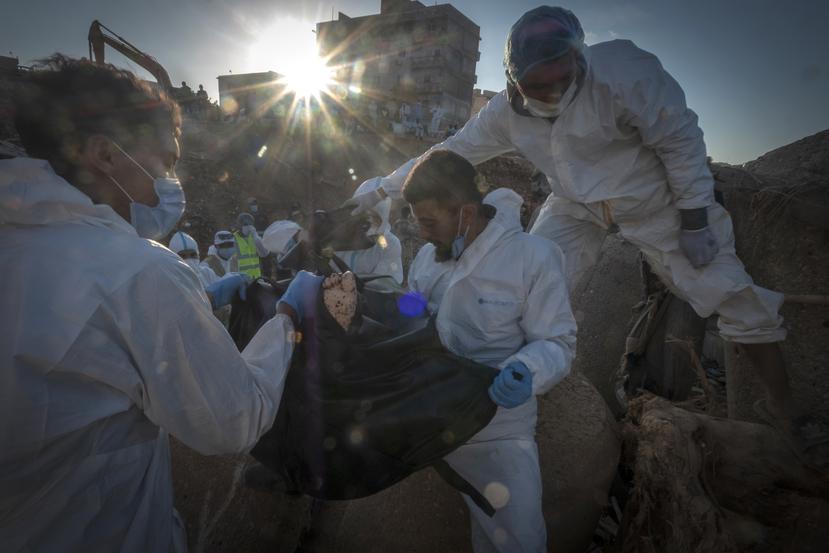 Rescatistas sacan el cuerpo de una víctima de las inundaciones de entre los escombros, en Derna, Libia, el 15 de septiembre de 2023.