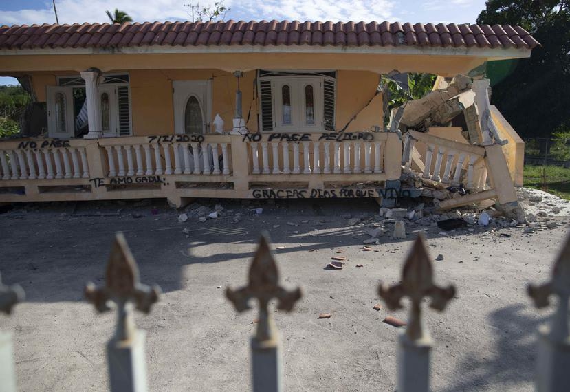 Una de las casas destruidas por los temblores de los pasados días. (GFR Media)
