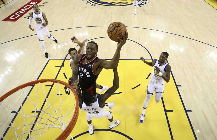 El alero Kawhi Leonard se apresta a marcar un canasto para los Raptors de Toronto como parte de la acción ante los Warriors de Golden State. (AP / Ezra Shaw)
