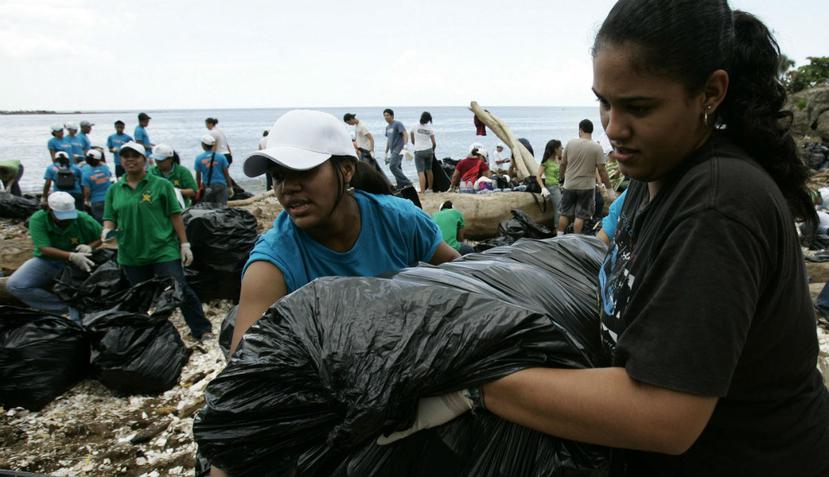 Cientos de voluntarios recogen basura en la playa Juan Barón en Santo Domingo. (EFE)