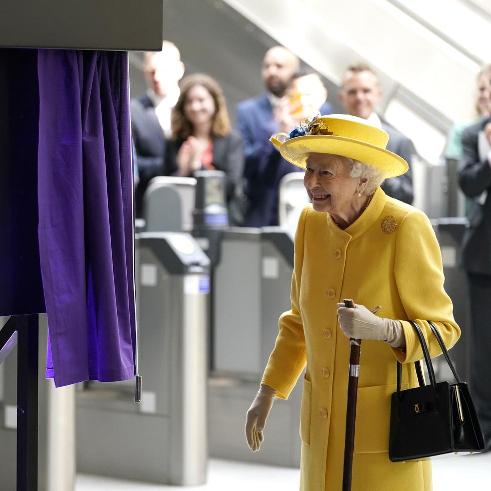 La reina Elizabeth II a su llegada a la inauguración de una ruta del tren.
