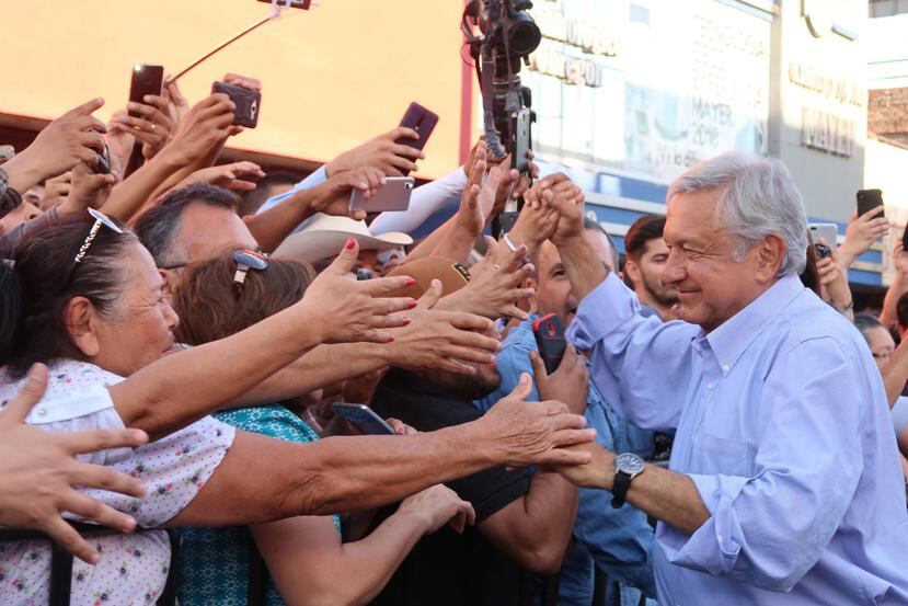 Andrés Manuel López Obrador (d), durante un acto de campaña en el municipio de Ciudad Obregón, en el estado de Sonora, México (EFE/Prensa López Obrador).