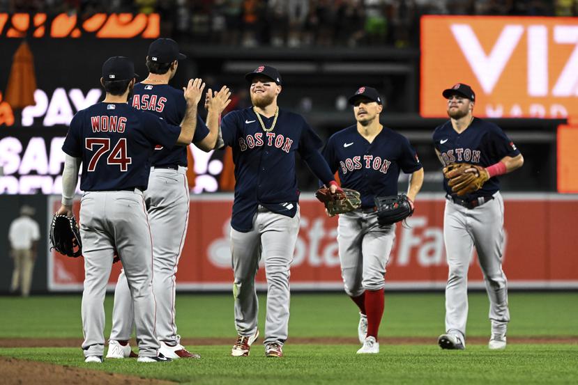 Kike Hernández (centro) celebra la victoria con el resto de sus compañeros de los Red Sox.