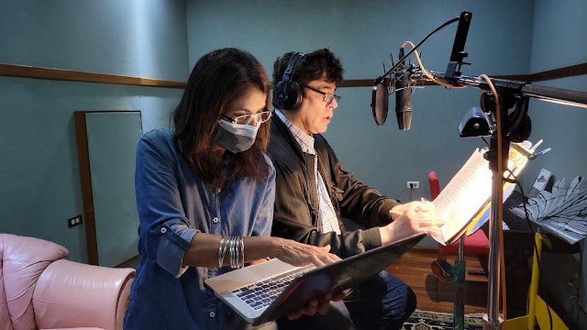 El actor Benicio Del Toro y la cineasta María Falcón durante la grabación de voz para la nueva película sobre El Yunque.