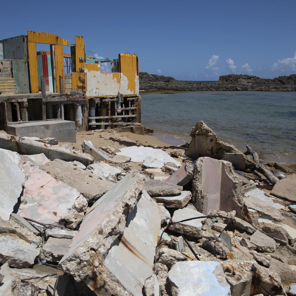 Costa en Vega Baja erosionada, entre otras razones, por el aumento del nivel del mar.