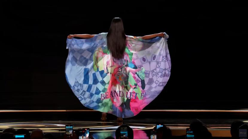 Ashley Ann Cariño luce la capa personalizada durante la preliminar en traje de baño de Miss Universe.