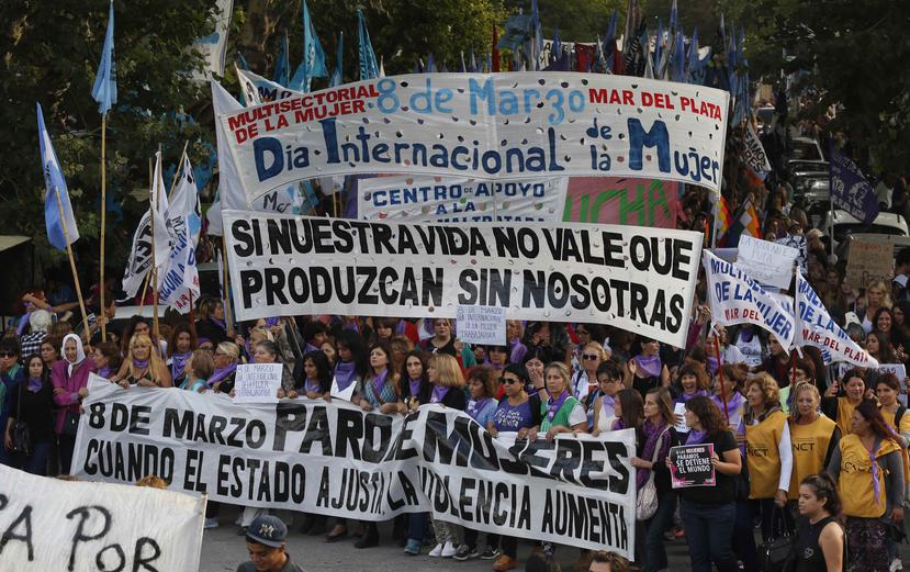 En Argentina, miles de personas participaron en una marcha desde el Congreso hasta la histórica Plaza de Mayo. (GDA)