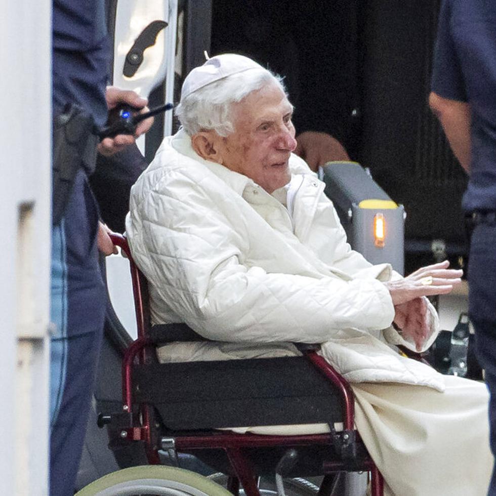 El papa emérito Benedicto XVI es empujado en una silla de ruedas hacia un autobús, para estar con su hermano enfermo, en Ratisbona, Alemania, el 18 de junio de 2020.