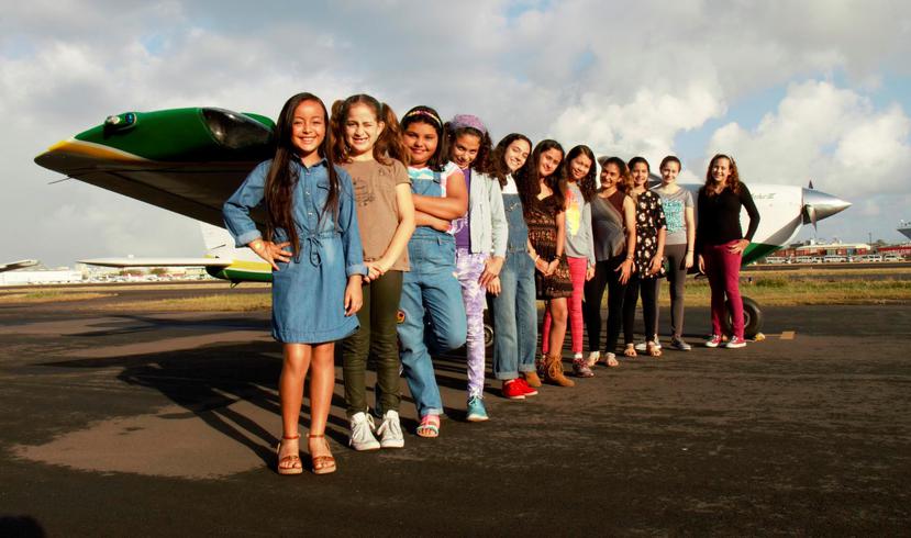Grupo de estudiantes que pertenecen al programa Girls in Aviation. El mismo busca fomentar la pasión por la aeronáutica entre las niñas y jóvenes de la Isla.