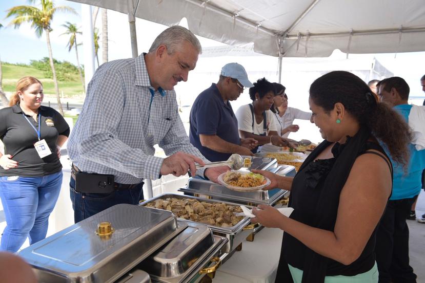 El presidente del Senado, Thomas Rivera Schatz, reparte platos de comida a las personas sin hogares y de escasos recursos. (Suminstrada)