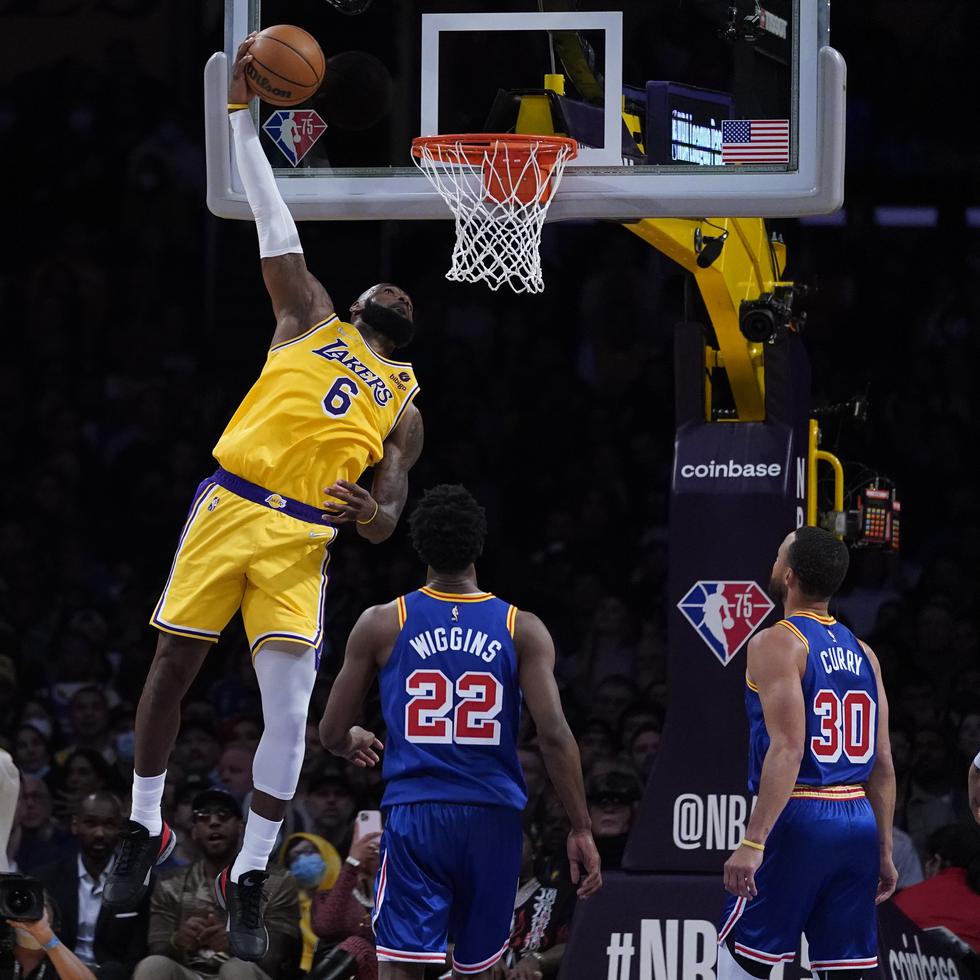 LeBron James, de los Lakers de Los Angeles, donquea un balón durante la segunda mitad del encuentro del sábado ante los Warriors de Golden State, a quienes les anotó 56 puntos.