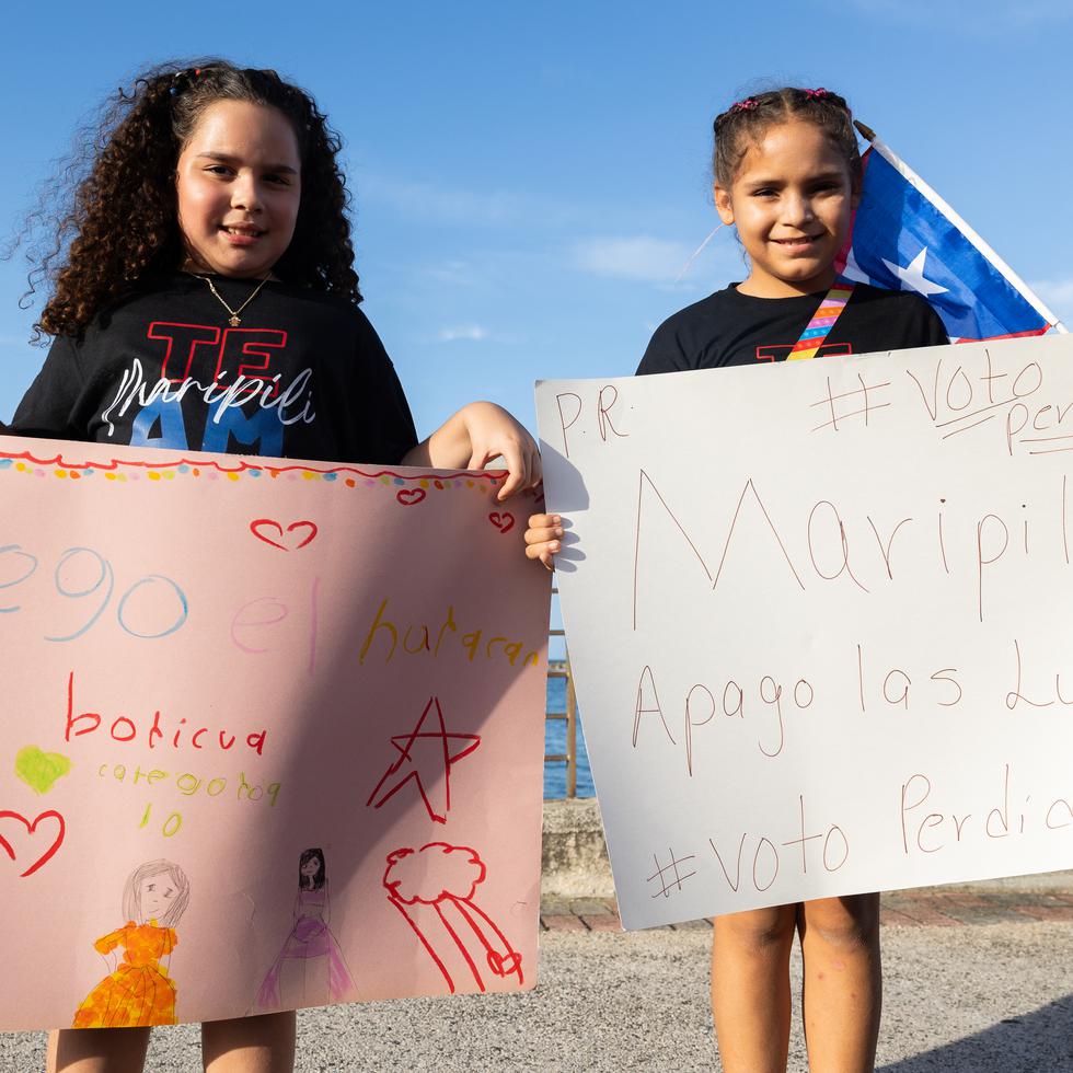 Dos niñas esperaron a Maripily Rivera en el trayecto hacia Distrito T-Mobile con carteles hechos por ellas mismas.