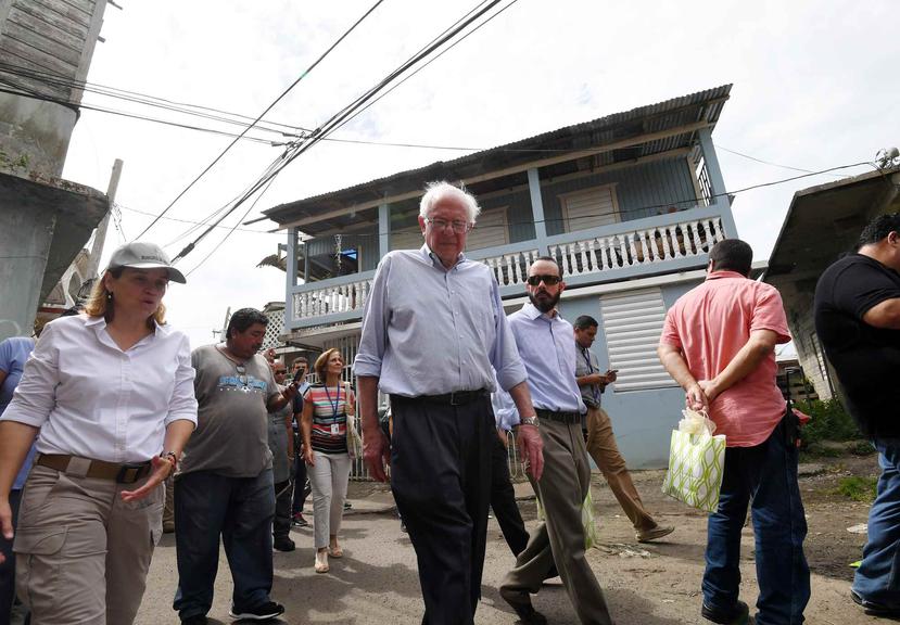 La propuesta del senador Bernie Sanders (centro) busca dar estabilidad económica a Puerto Rico y las Islas Vírgenes tras el paso de los huracanes Irma y María.