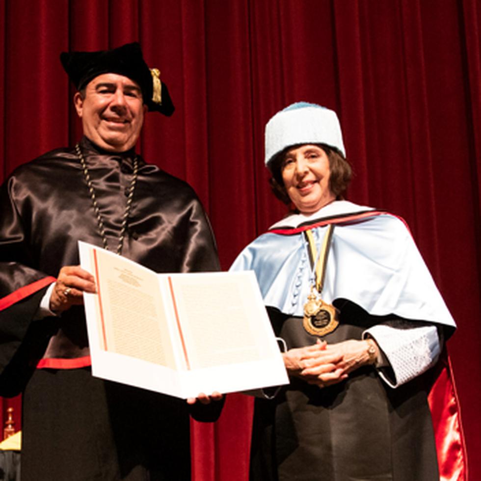 Luce López Baralt en la ceremonia de su designación como Profesora Emérita de la UPR.