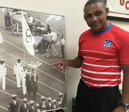 Alberto Mercado muestra una foto de su histórica participación en los Juegos Olímpicos de Moscú, en 1980.