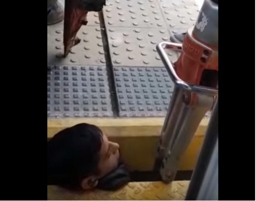 Un joven se cayó a las vías y quedó con el cuello atrapado entre el andén y el tren. (Captura / YouTube)