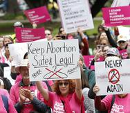 Personas se manifiestan en respaldo al derecho al aborto en Sacramento, California.