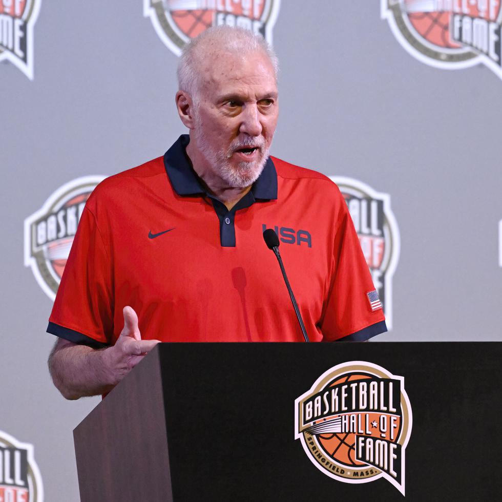 El entrenador Gregg Popovich habla durante una conferencia de prensa en Uncasville, Connecticut.