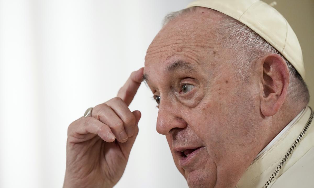 Pope Francis suspends work schedule due to fever, Vatican confirms

 Buzz News