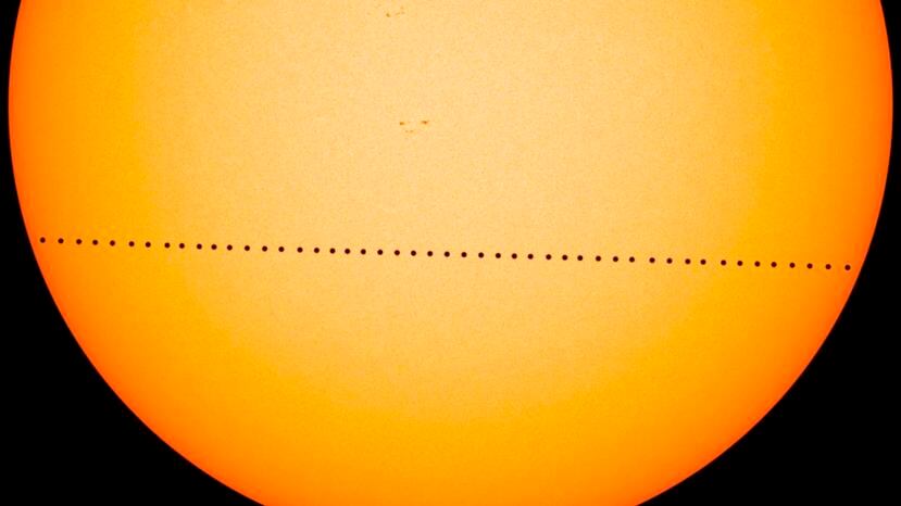 Imagen compuesta proporcionada por NASA de Mercurio pasando justo entre el Sol y la Tierra el 9 de mayo de 2016 en un tránsito que duró siete horas y media. (AP)