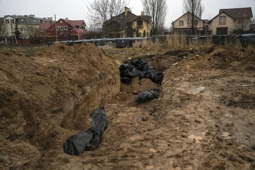 Los cuerpos estaban depositados en una fosa común en Bucha, en las afueras de Kiev, Ucrania, el domingo 3 de abril de 2022. 