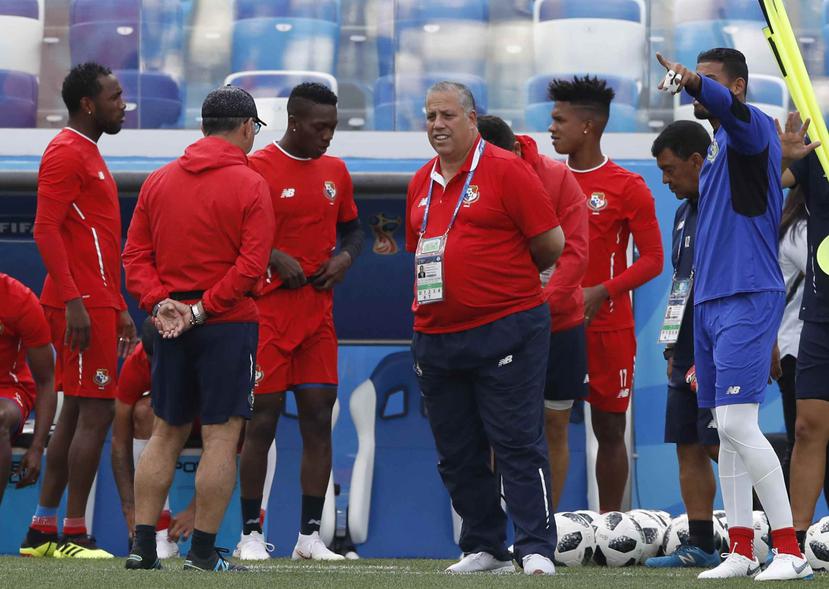 El entrenador en jefe de Panamá, Hernán Darío Gómez, al centro, habla con su equipo durante una sesión de entrenamiento en Rusia. (AP)