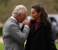 El príncipe y la reina se saludan a su llegada a Auckland Castle, en Bishop Auckland.
