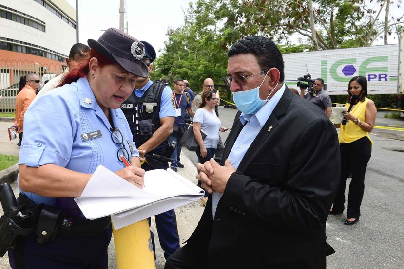 La oficial Ortega atiende una querella contra el representante Pedro Julio Santiago.