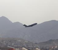 Un avión militar estadounidense despega del Aeropuerto Internacional Hamid Karzai, en Kabul, Afganistán este lunes.