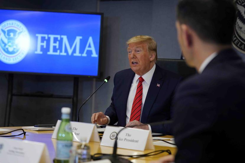 Donald Trump durante una teleconferencia con gobernadores en la sede de FEMA. (AP)