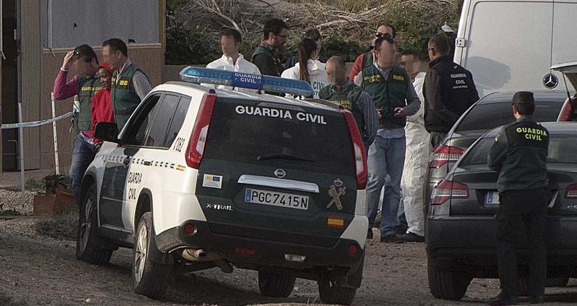 Ana Julia Quezada (de rojo), la autora confesa de la muerte de Gabriel Cruz, el hijo de su pareja, es trasladada por la Policía a la localidad de Rodalquilar, en Níjar, Almería. (EFE / Archivo)