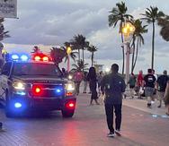 Policías atienden reportes de disparos cerca del malecón de Hollywood Beach en la zona de Hollywood, Florida.