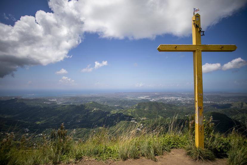 Una cruz en la cima- que se cree fue colocada por fieles católicos para hacer el viacrucis- es uno de los puntos favoritos para un "selfie". 