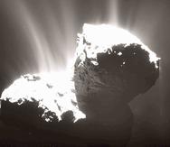 A una pequeña nave que llegó al cometa le falló un cohete y luego el mecanismo de anclarse, por lo que rebotó varias veces hasta posarse en un sitio donde las baterías no se recargaron. (AP / ESA/Rosetta/OSIRIS)