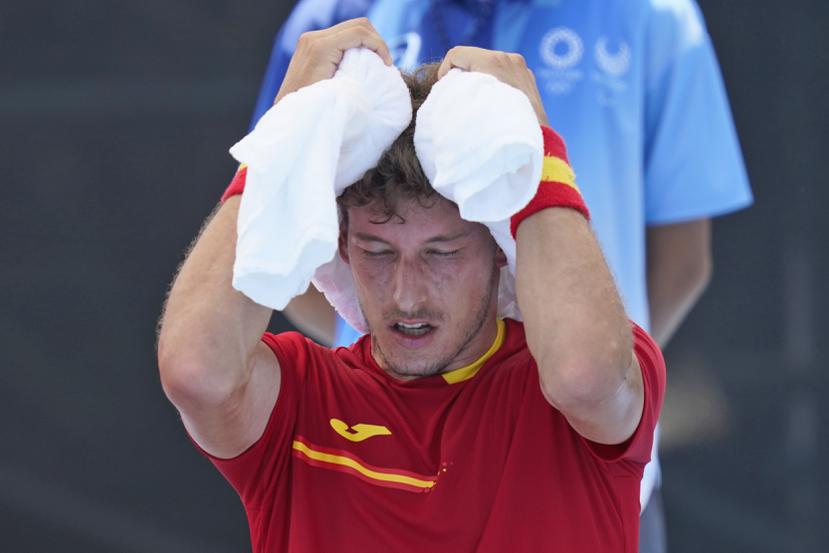 El tenista español Pablo Carreño trata de enfriarse durante un partido de los Juegos Olímpicos.