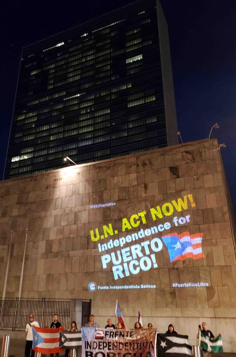 El mensaje proyectado en el edificio llama a la ONU a que tome acción sobre Puerto Rico. (Suministradas)