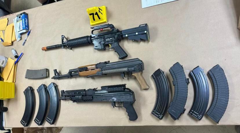 Esta foto publicada por la Fiscalía federal en una moción muestra armas ocupadas en el residencial Sabana Abajo de Carolina en un área pública, tras el asesinato del sargento Eliezer Ramos Vélez.