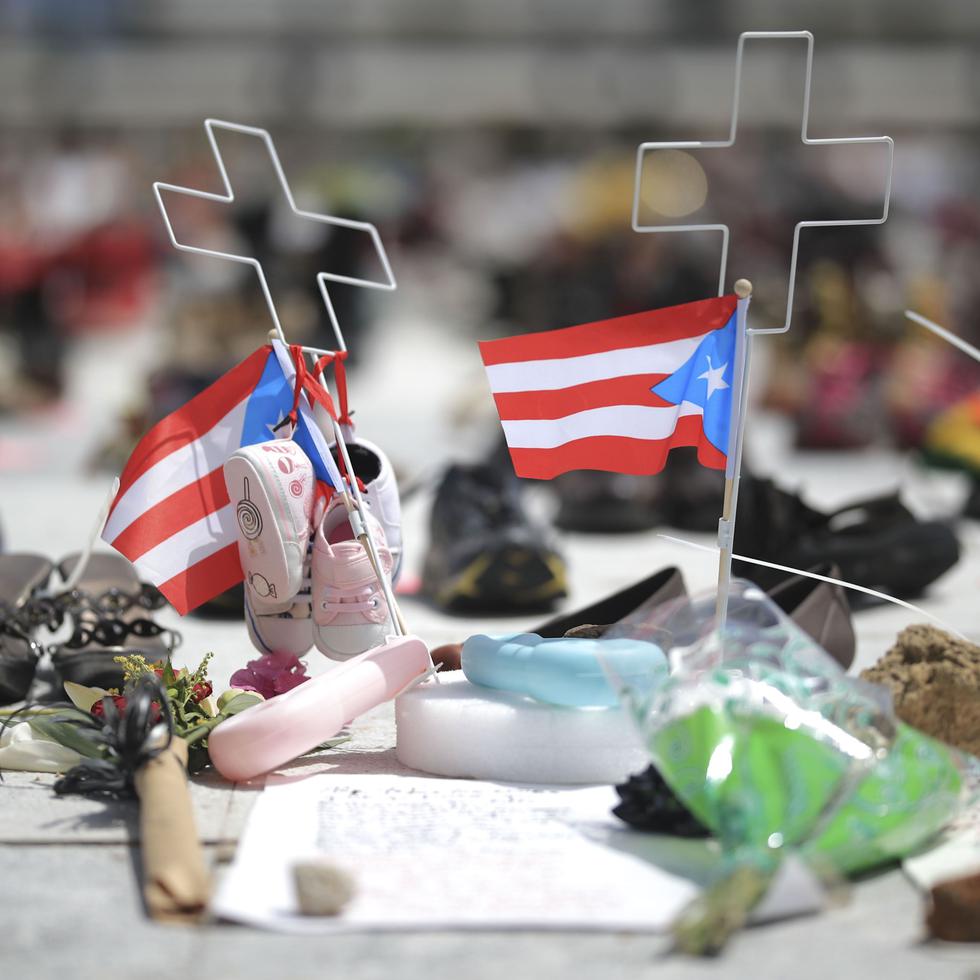 Luego del paso del huracán María, personas llevaron zapatos al Capitolio para recordar las vidas perdidas.