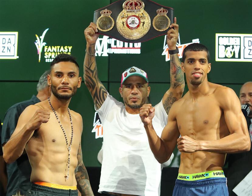 Andrew Cancio (izquierda) y Alberto Machado posan tras el pesaje, mientras que el exboxeador y promotor Miguel Cotto sostiene la faja de campeonato. (Suministrada)