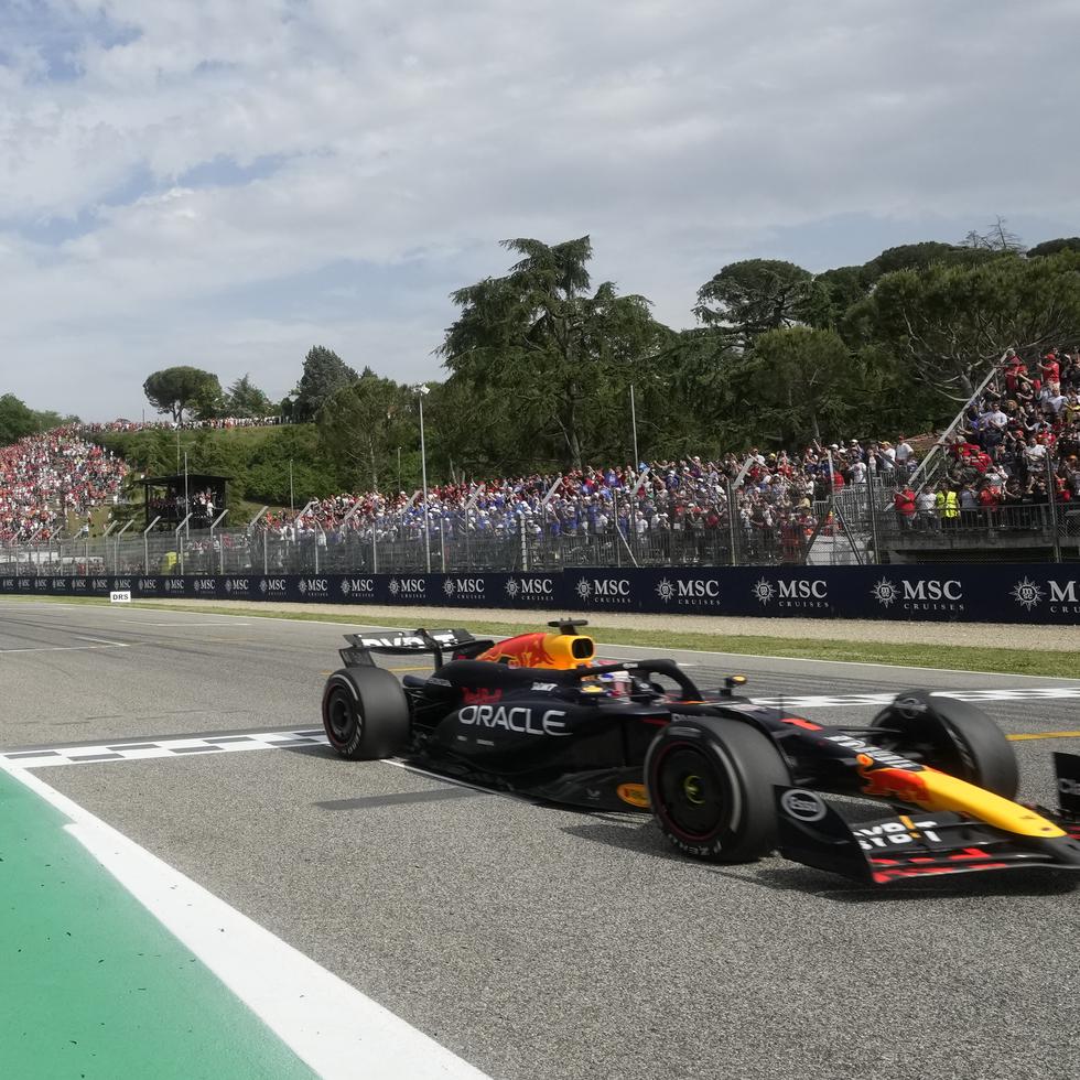 Max Verstappen al volante de su Red Bull cruza la meta al ganar el Gran Premio de Italia.