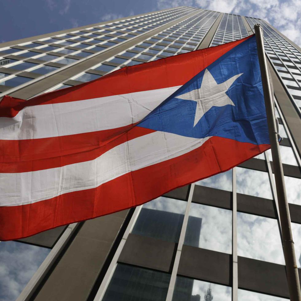 En la foto una bandera de Puerto Rico frente a un edificio en Nueva York. (GFR Media)