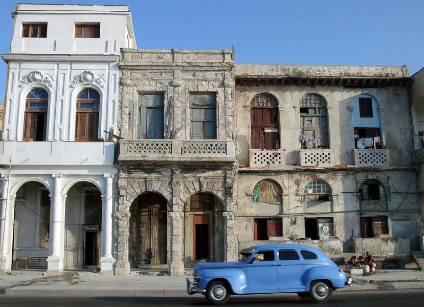 La imagen muestra un carro antigua en las calles de La Habana. (EFE)