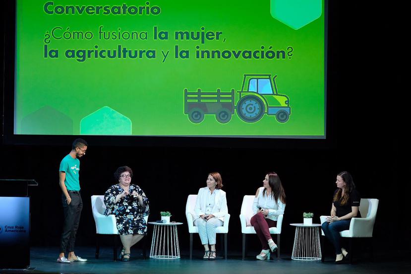 Desde la izquierda: Jose Couvertier, de Agro Beads; Lucy Crespo, CEO del Fideicomiso; Wanda Otero, propietaria de quesos Vaca Negra; Rebecca Feliciano, de Setas de PR; y Denisse Rodríguez, directora de Colmena 66. (Suministrada)