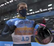 En imagen del video, el ucraniano Vladyslav Heraskevych sostiene un letrero con la leyenda "No a la guerra en Ucrania" tras terminar su competencia en el skeleton masculino en los Juegos Olímpicos de Pekín, este viernes.