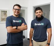 Emmanuel Oquendo e Israel Figueroa (a la derecha) fundaron BrainHi en 2017 mientras eran estudiantes en el RUM. Hoy lideran una empresa reconocida en Forbes 30 Under 30 que ingresará $3 millones anuales.